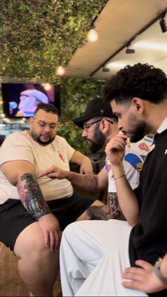 Clientes no estúdio